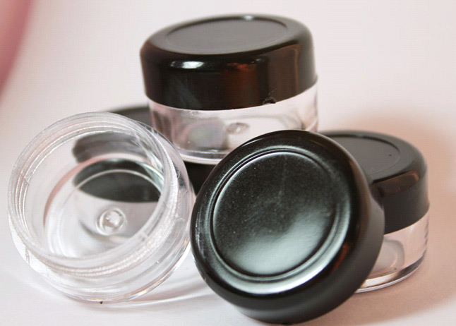 APR buys cosmetic containers